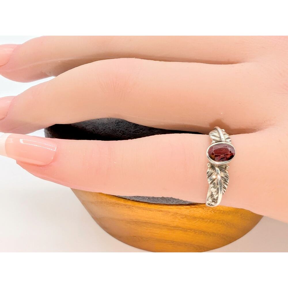 Vintage 925 Sterling Silver Garnet Leaf Ring Size 4.75
